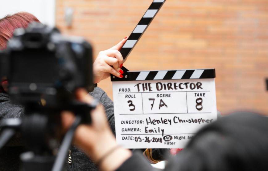 영화 촬영 현장의 슬레이트 준비 장면