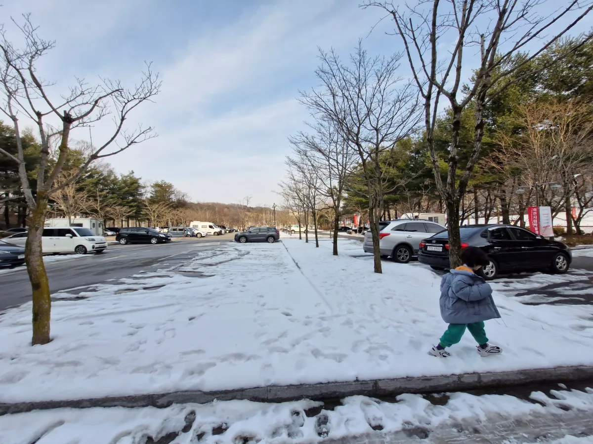 눈이-내린-주차장을-건너가고-있는-남자아이