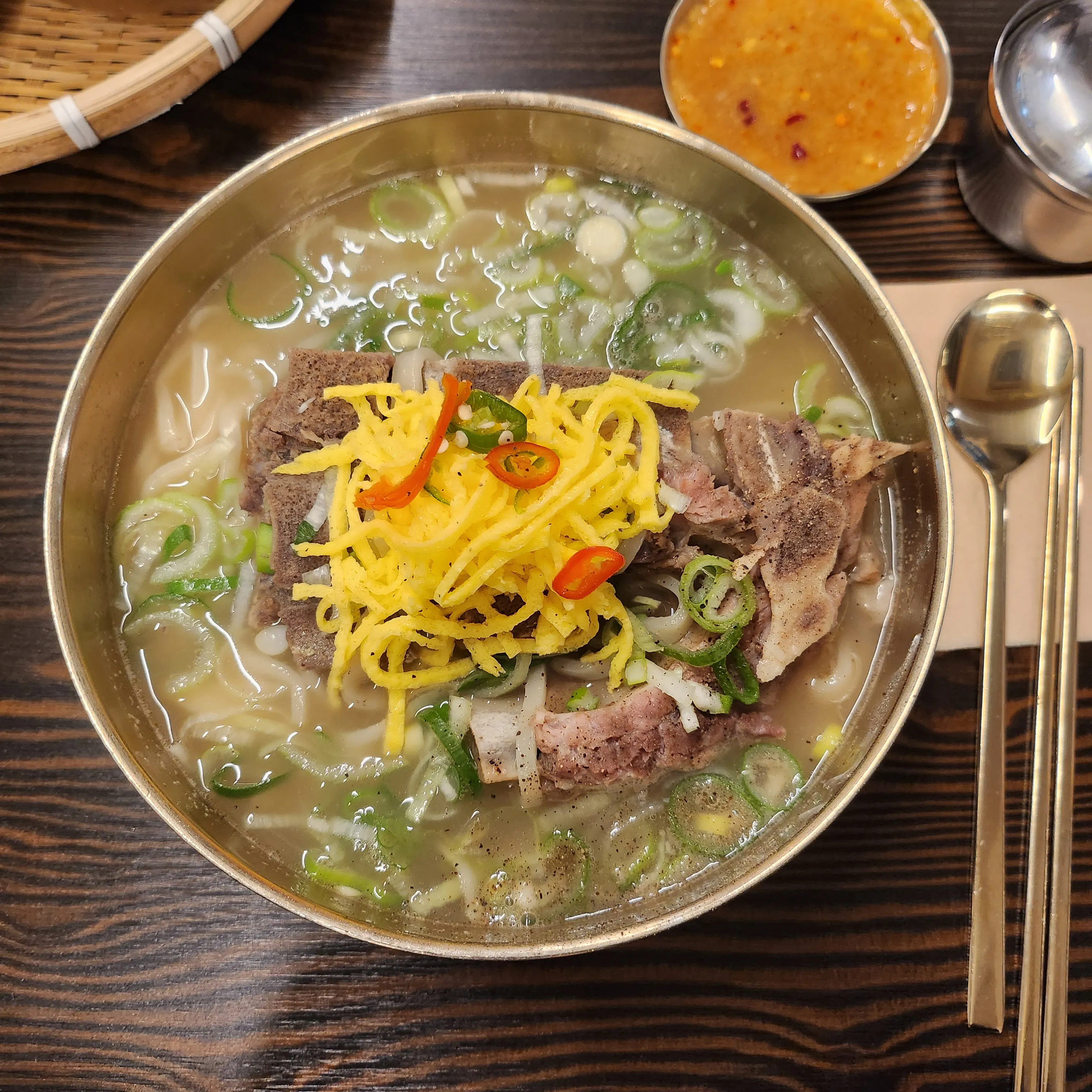 평이담백-뼈칼국수