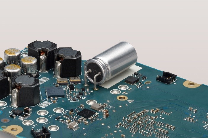 안정적인 사운드 출력을 위한 고분자 커패시터와 8mm 대형 코일