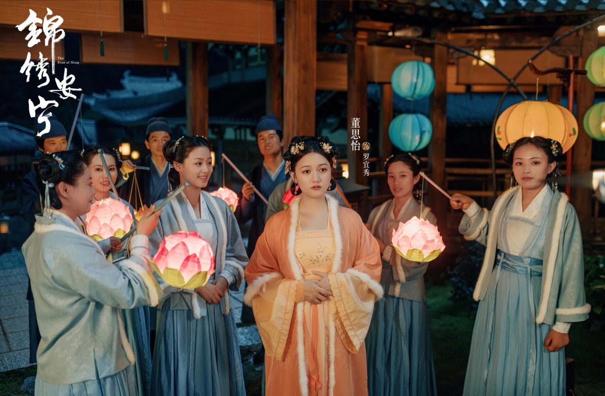 금수안녕-의수와 하녀들- 등불든 하녀들 사이에 있는 의수