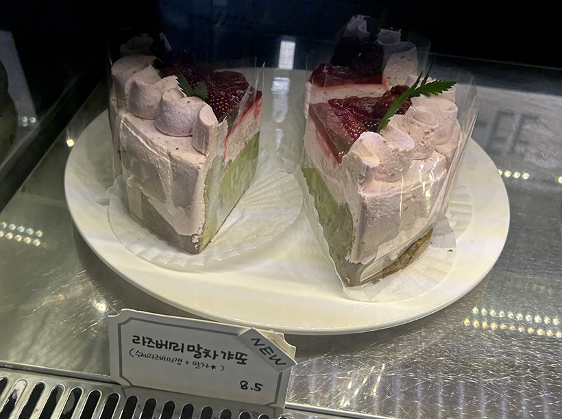 썸띵어바웃커피-케이크-진열2