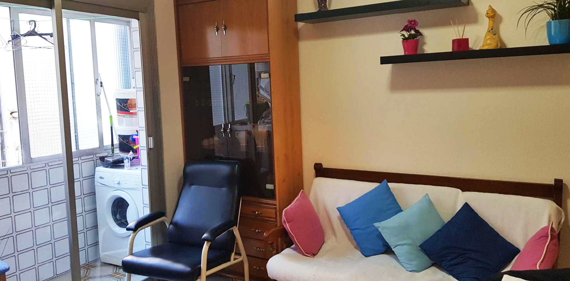 스페인 바르셀로나 에어비엔비 거실 소파