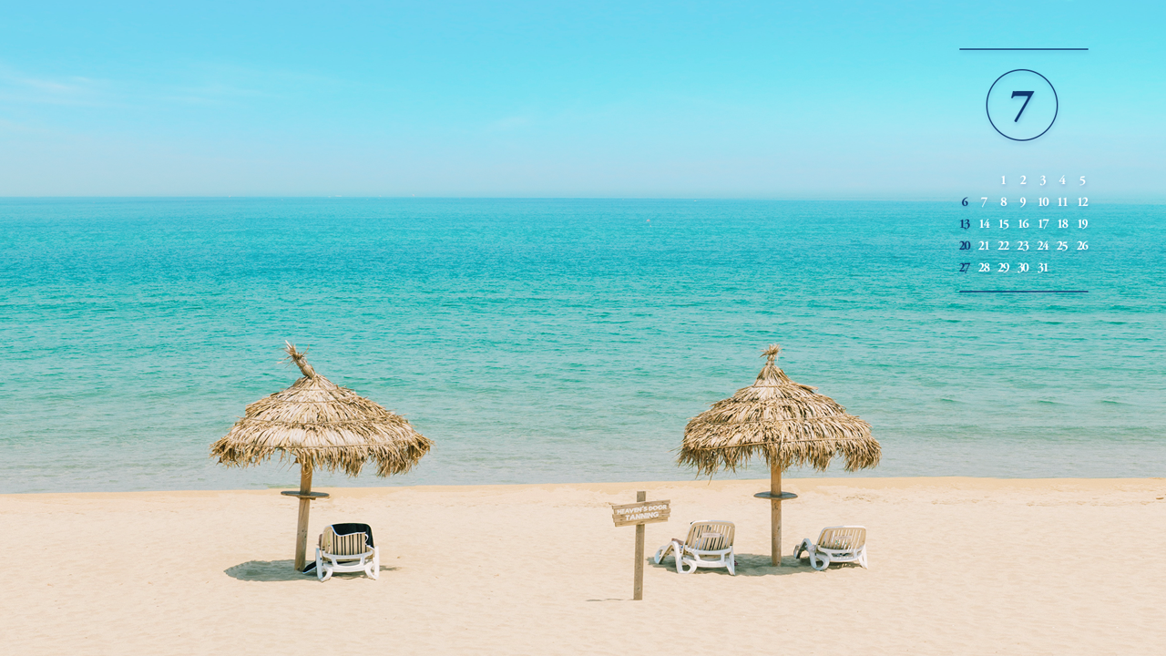 08 해변의 파라솔 A - 2025년7월 노트북배경화면