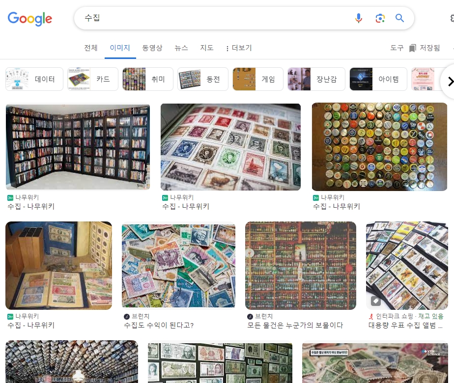 오래된 우표와 동전을 돋보기로 관찰하며 정리하는 수집가의 책상