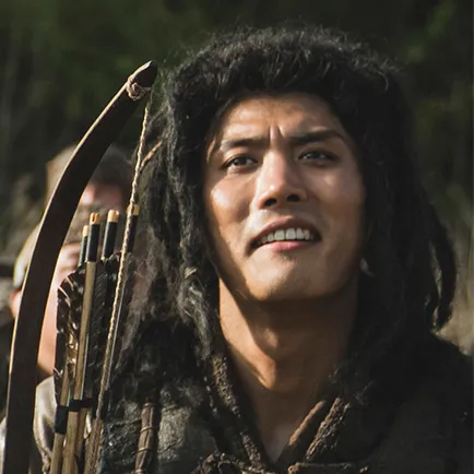 30대 남성이 긴 레게머리에 가죽갑옷을 입고 활과 화살을 메고 있는 아라문의 검 초모 캐릭터