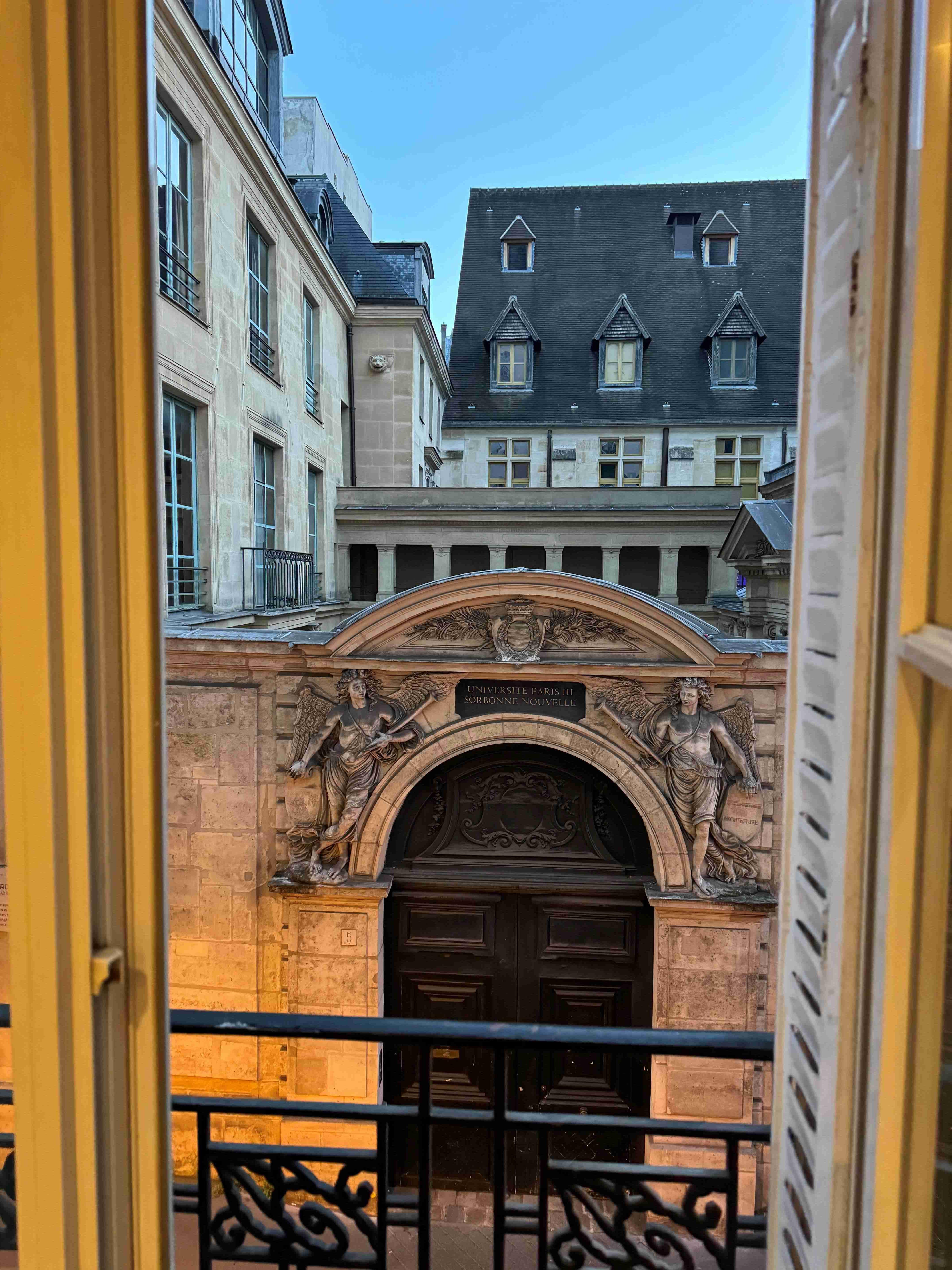 생피에르호텔 창문