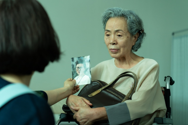 영화-딸에-대하여-허진-오민애-스틸컷