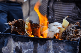 불에-그을린-닭-요리