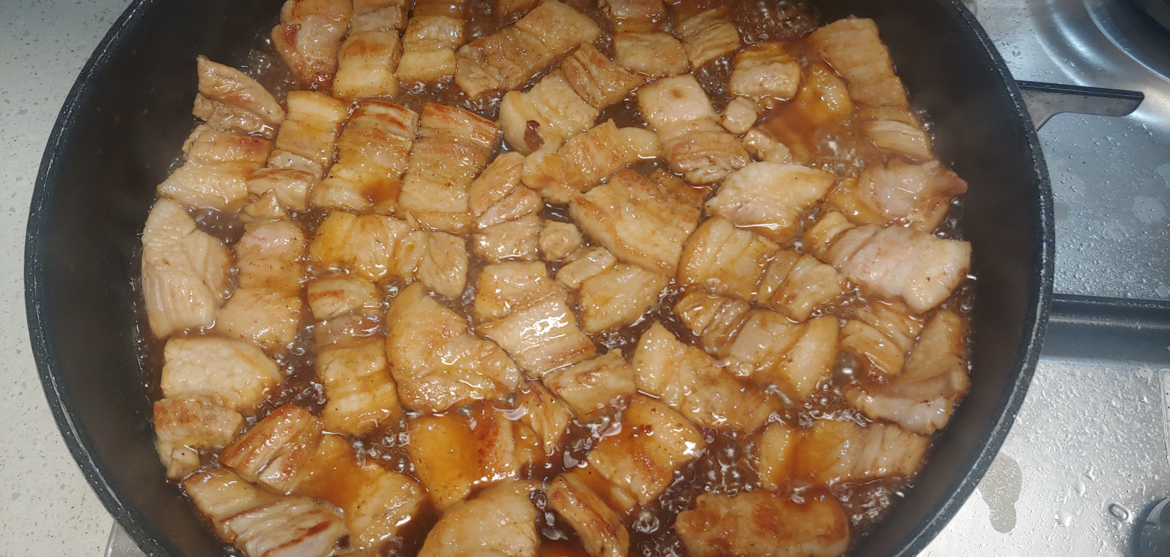 레 소스를 넣고 바짝 졸여줍니다.