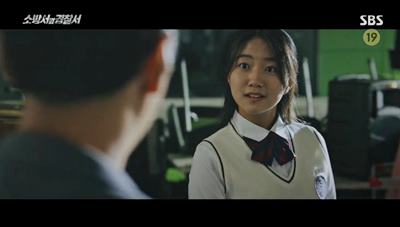 교감선생님을 따로 불러내어 협박하는 여학생