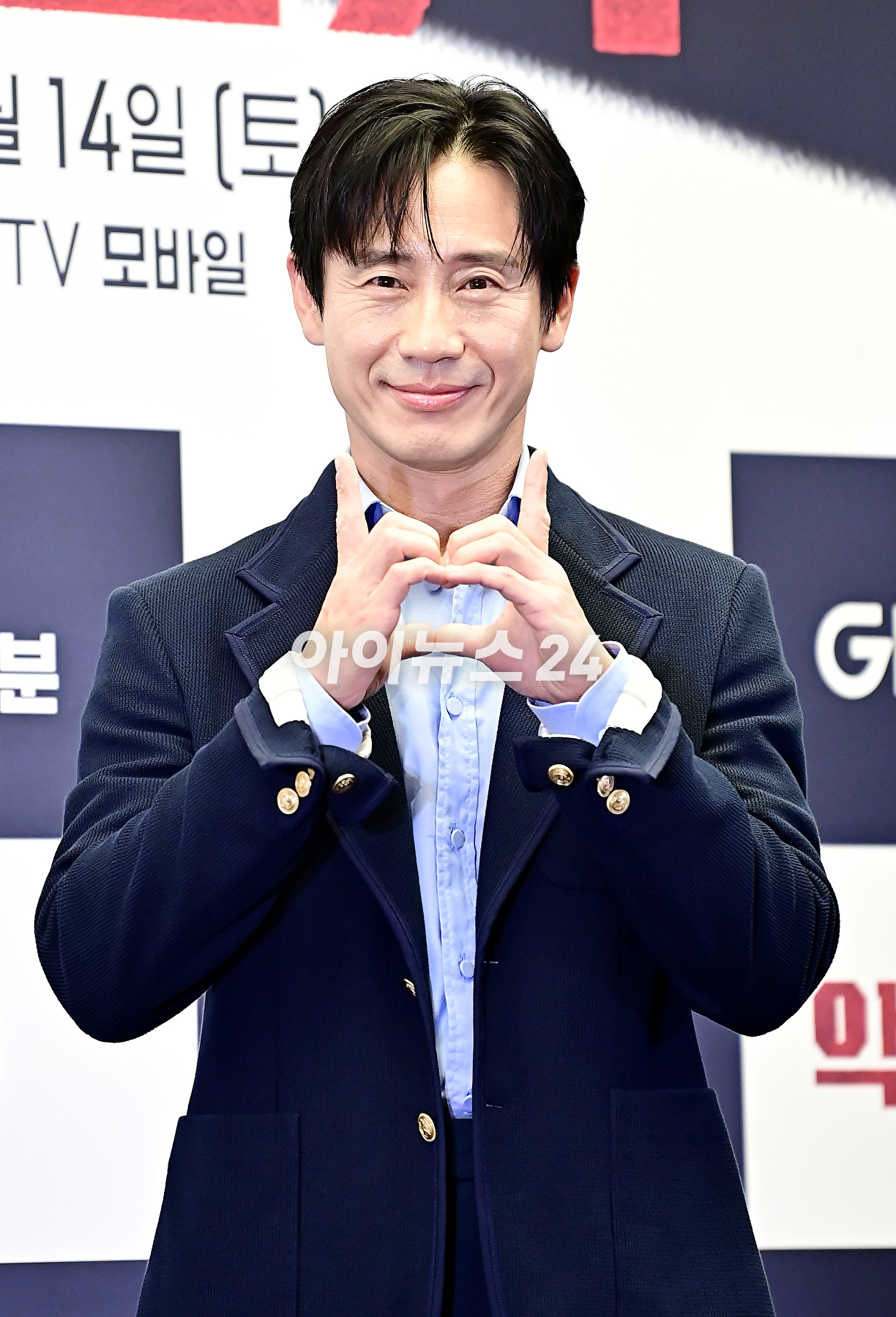 배우 신하균이 13일 오후 서울 마포구 스탠포드호텔 서울에서 진행된 지니 TV 오리지널 드라마 '악인전기' 제작발표회에서 포토타임을 갖고 있다. [사진=곽영래 기자]