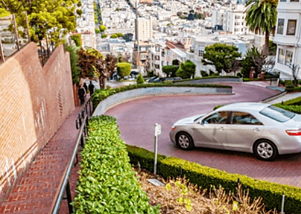 내리막길을-내려가는-차량