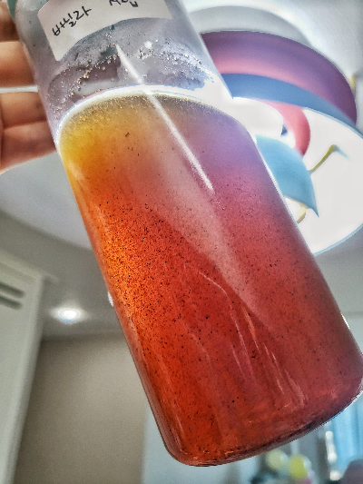 심플시럽 만들기 4단계: 설탕이 녹으면 식힌후 병에 담기