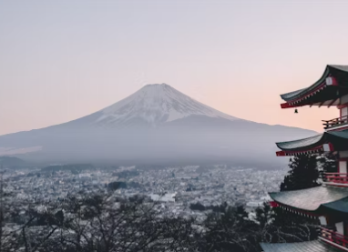 일본-산에서-본-전경-옆쪽에는-탑이-있다
