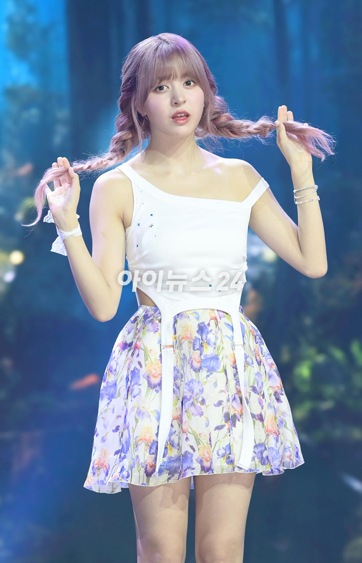 그룹 엔믹스 릴리가 11일 오후 서울 용산구 한남동 블루스퀘어에서 열린 엔믹스(NMIXX) 세 번째 싱글 앨범 '어 미드서머 엔믹스 드림'(A Midsummer NMIXX's Dream) 발매 기념 쇼케이스에서 타이틀곡 '파티 어클락' 무대를 선보이고 있다. [사진=정소희 기자]