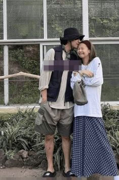 헤어진-남자친구와-다시-재회하고-남자가-이마에-키스를-해주고-여자는-기뻐하는-모습