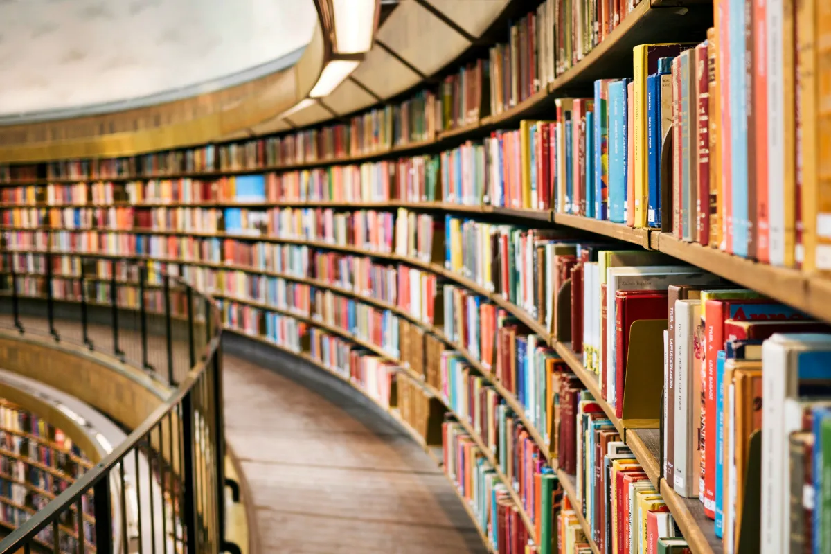 어느-도서관에-꽂여있는-수많은-책들-사진