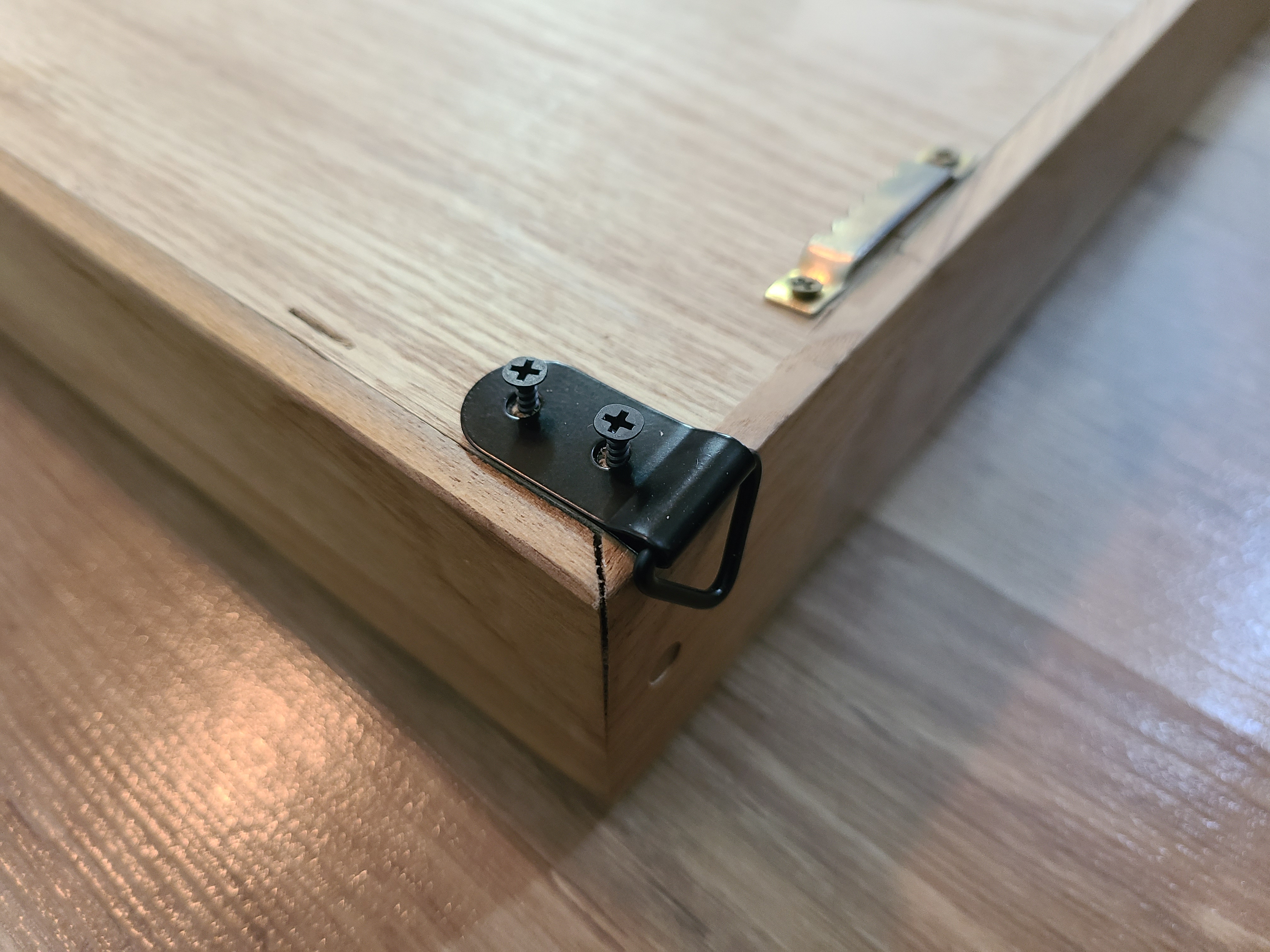 거울 뒷면에 액자걸이 놓아 위치 결정