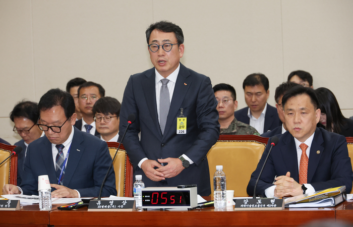 유영상 SK텔레콤 대표이사가 30일 국회 과학기술정보방송통신위원회의에서 열린 방송통신분야 청문회에서 유심 해킹 사태가 발생한 데에 대해 사과하고 있다. [사진 = 연합뉴스]