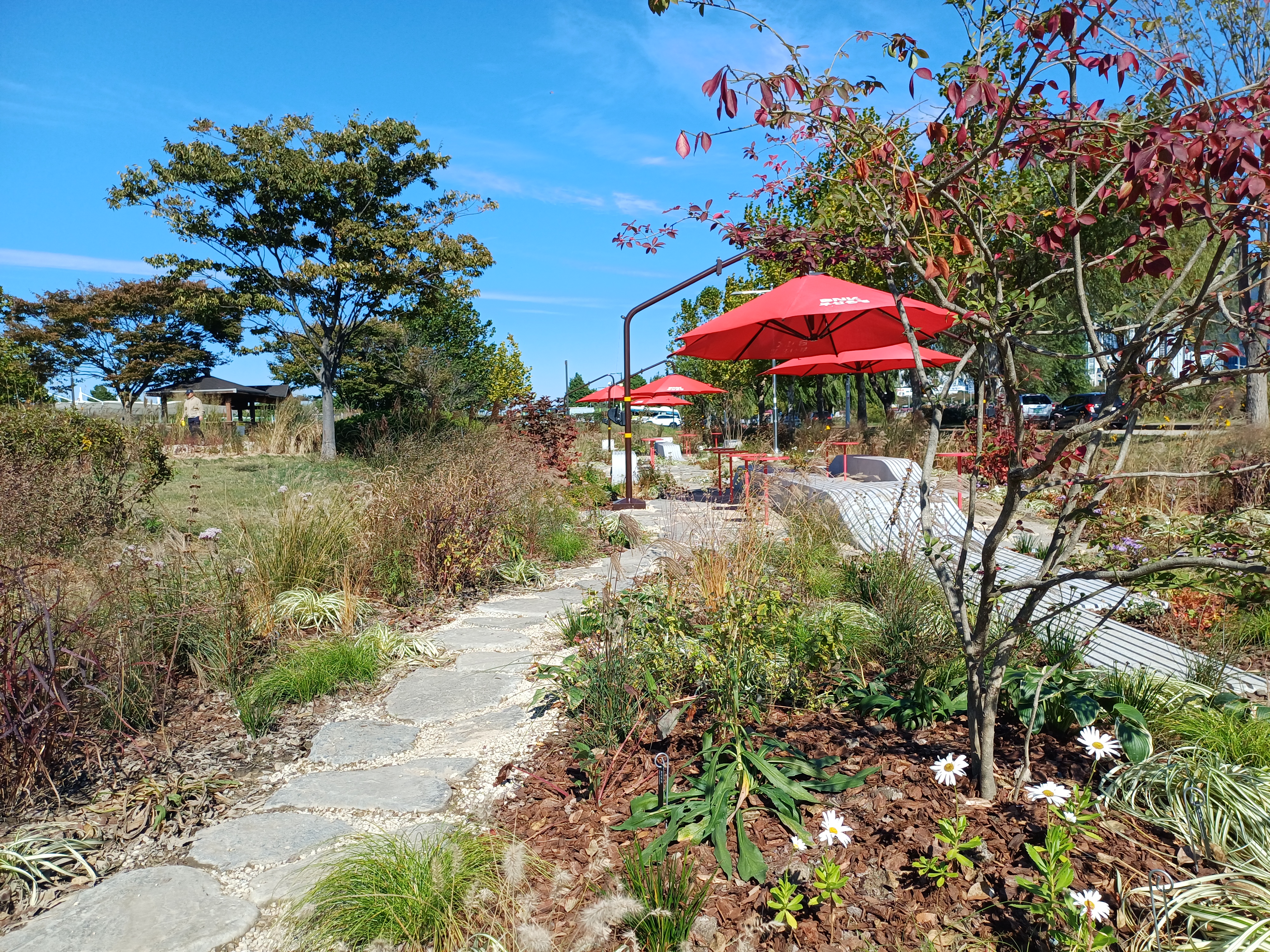 The plants and trees were beautifully paired with shaded seating,