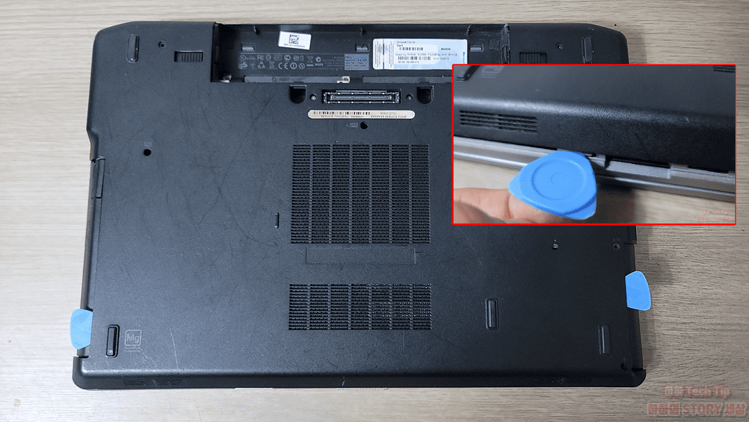 분해도구를 이용한 뒷판 제거