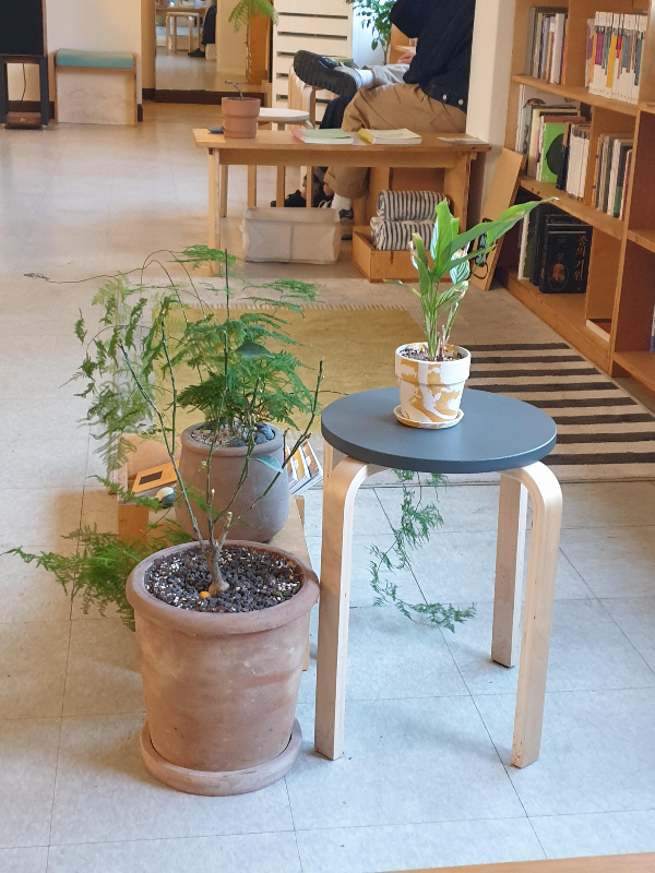 중간 중간 화분이 플렌테이러 역할을 한다.