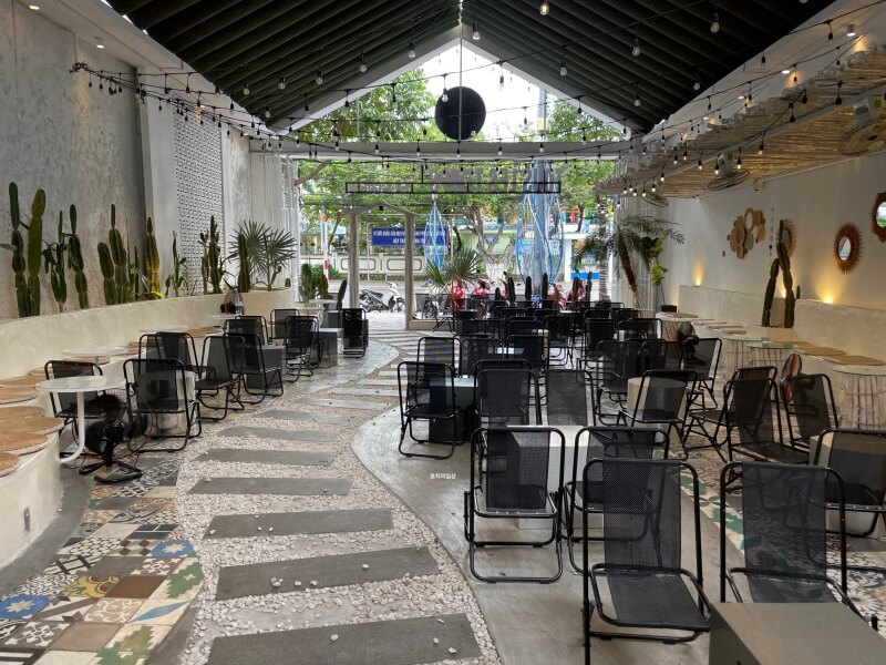 베트남 나트랑 카페 맛집 뚜레템프스 - 야외 좌석