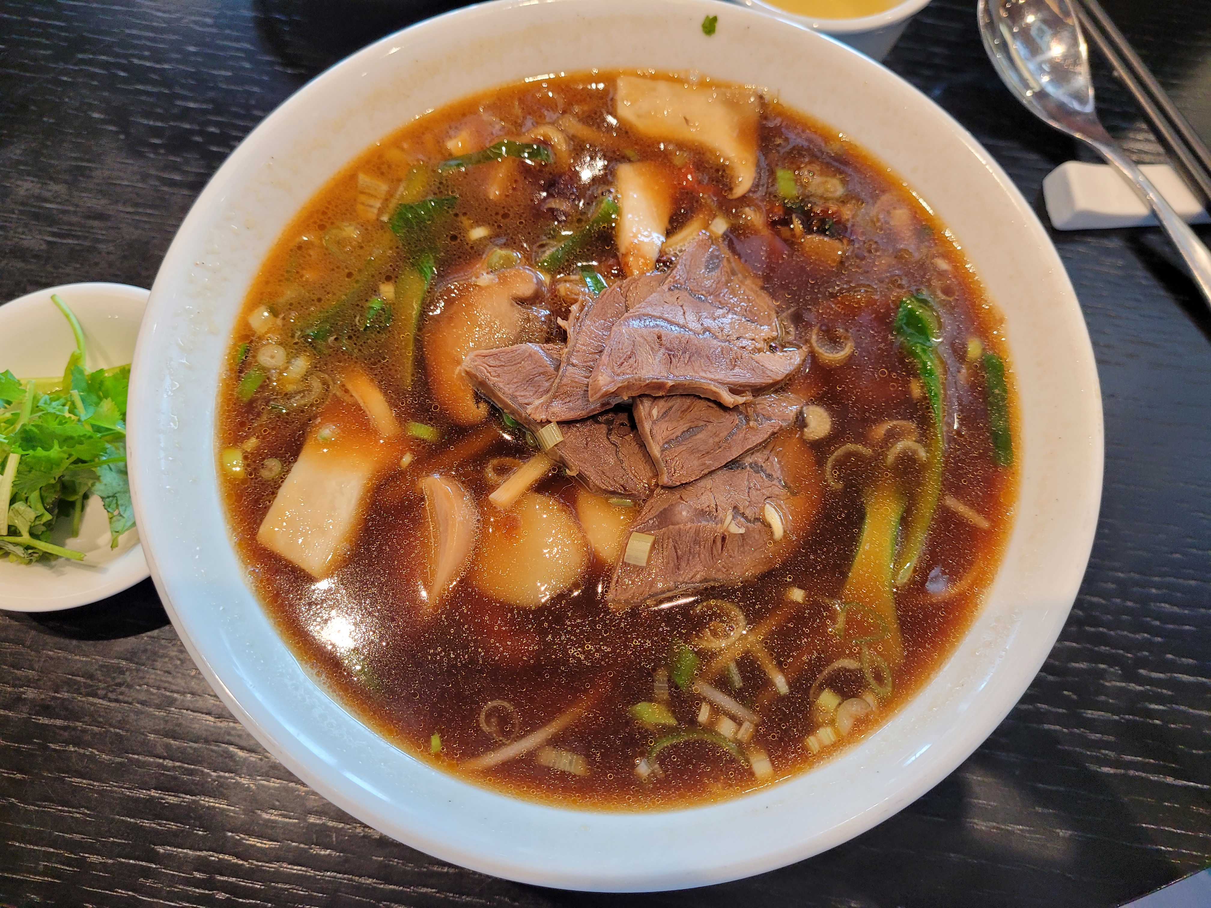 고수도 함께 나오는 사태살이 들어간 우육탕면