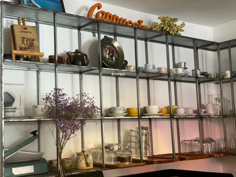 나트랑 로스팅 카페 안 커피 로스터즈 - 진열 소품