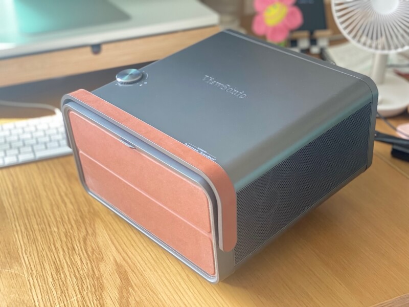 후면-주황색-마그네틱-커버로-덮여있음