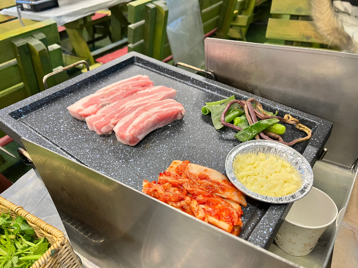 선홍빛의 초신선 삼겹살