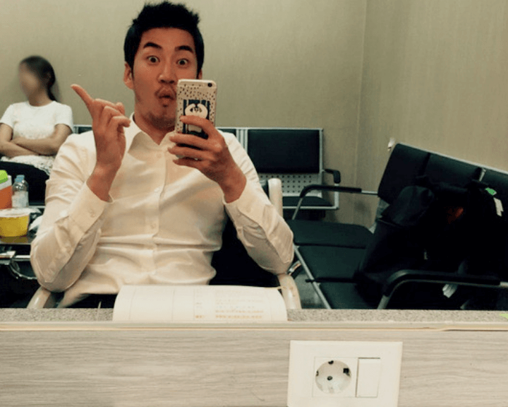 윤계상-거울-셀카-손가락