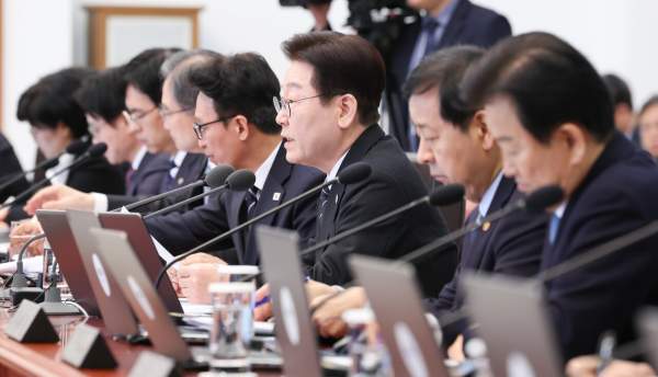 회의하는 관계부처 장관들 사진