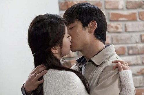 영화 건축학개론에서 실제 삭제된 키스 장면.