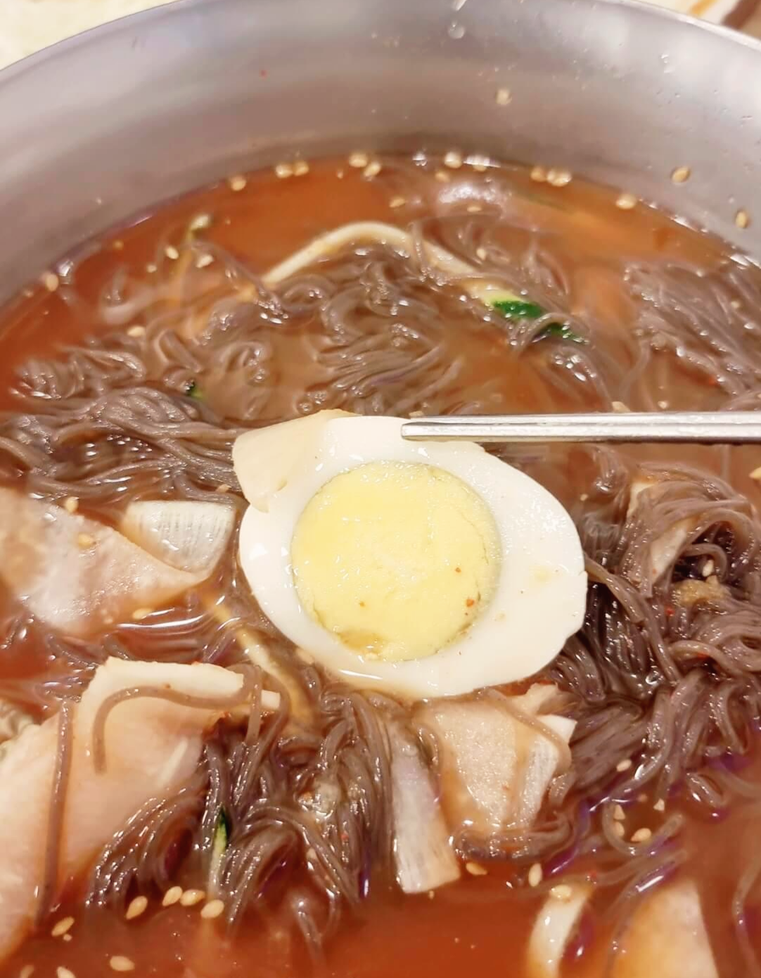 냉면에 나온 삶은 계란 반쪽
