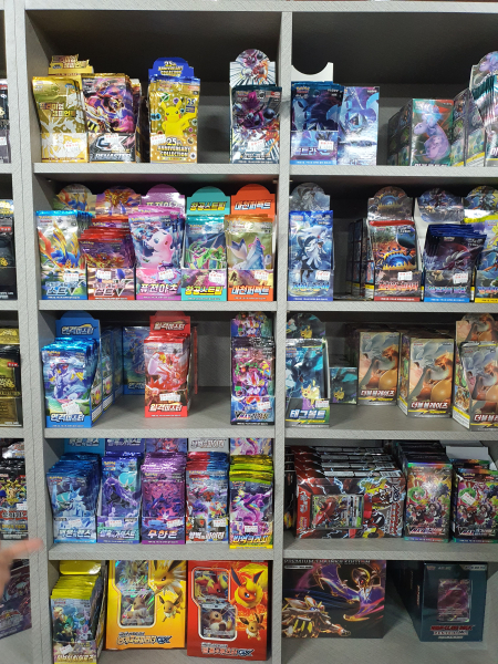 창원에서 포켓몬 카드를 살 수 있는 TCG GYM에 전시 되어 있는 포켓몬 카드 사진