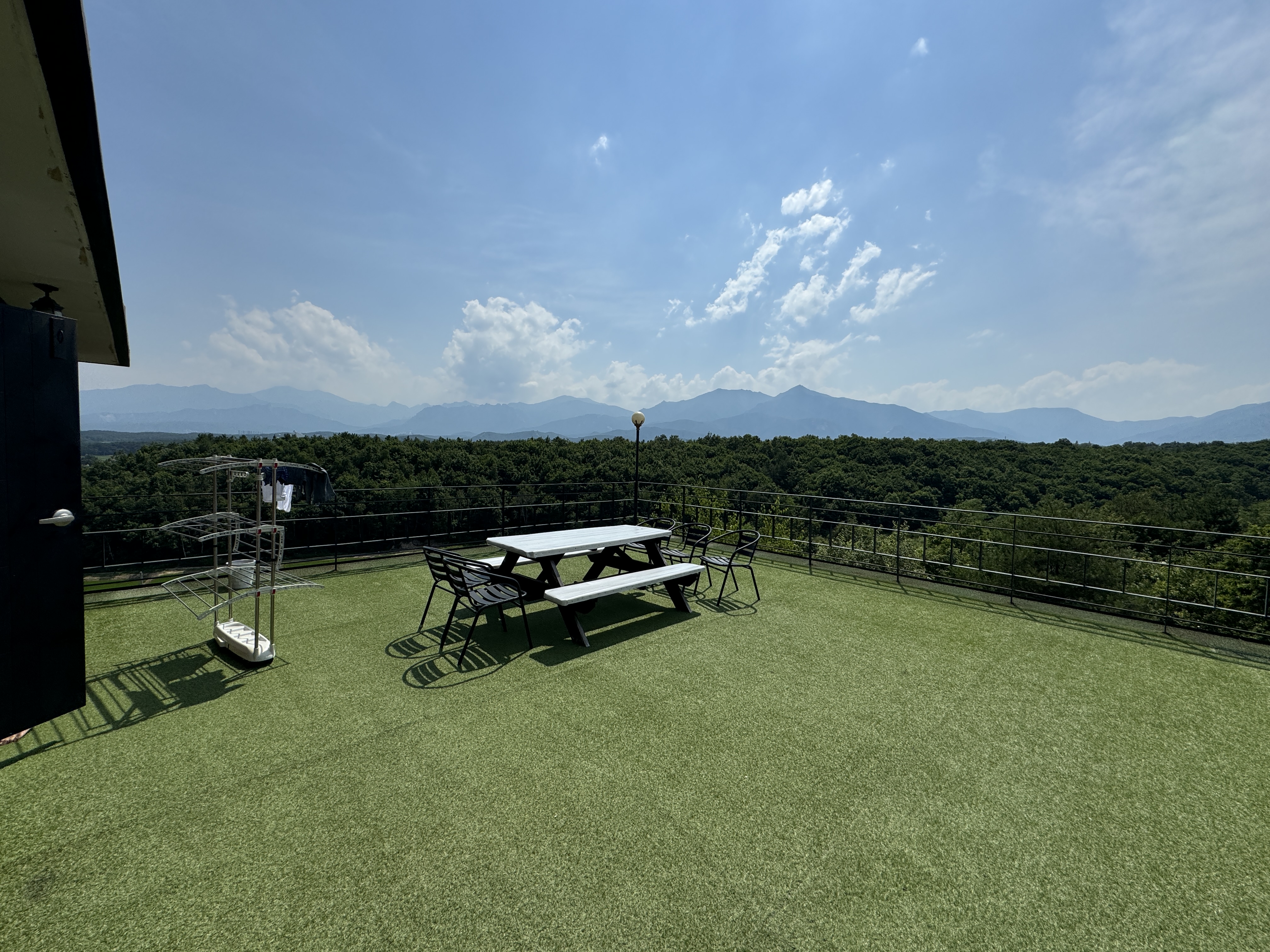 고성-티티펜션-테라스-푸른하늘