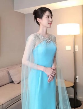 박은빈-하늘색-드레스-입고-측면으로-서있는-모습