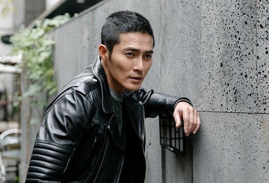 가죽 자켓을 입은 배우 조동혁의 모습