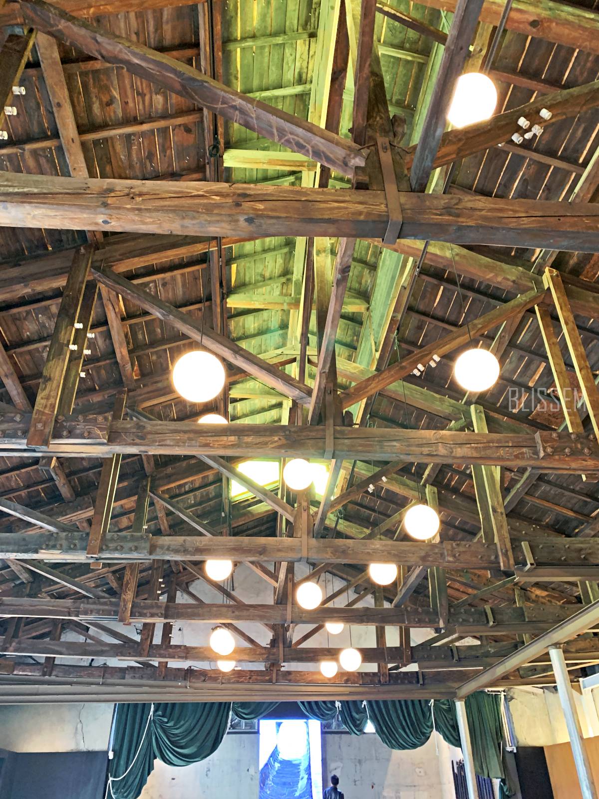 용산대형카페-용산카페추천-용산조용한카페-책읽기좋은카페-예쁜카페-벽돌집-서까래