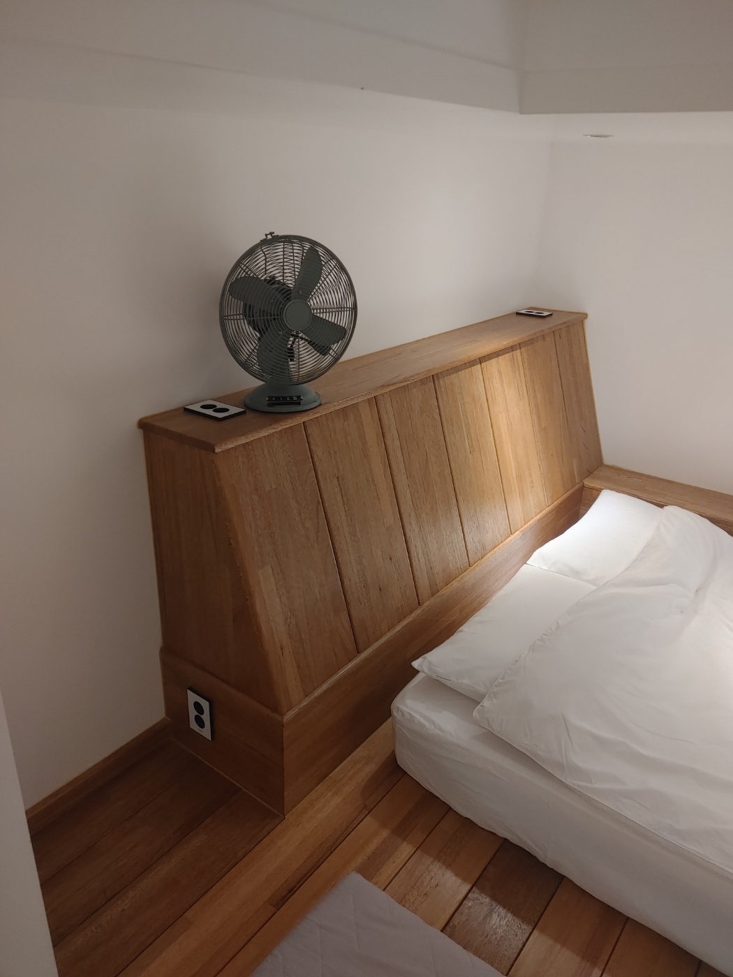 고앤고 펜션 G05 2층 객실.. 침대위에는 작은 선풍기 비치됨