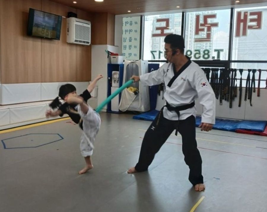 유아 태권도 시작 어린이 발차기 수업 장면