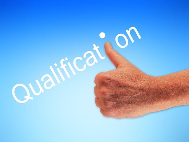 qualification라고 써있고 최고라고 표시하는 손가락 모양이 있는 사진