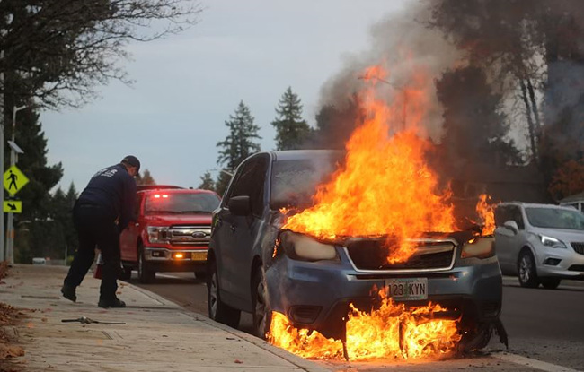 차가 불에 타는 사진