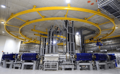 연세의료원 중입자치료센터 내 설치된 입자가속기, 빛의 속도로 입자를 가속화시켜 치료센터로 전송한다.