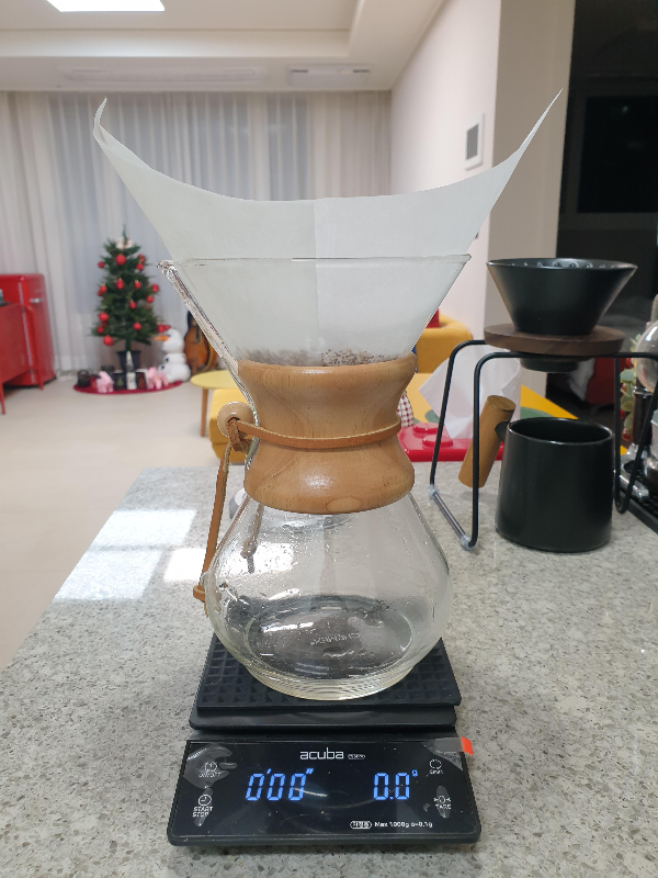 저울 위에 케멕스 드리퍼가 올려져 있다.