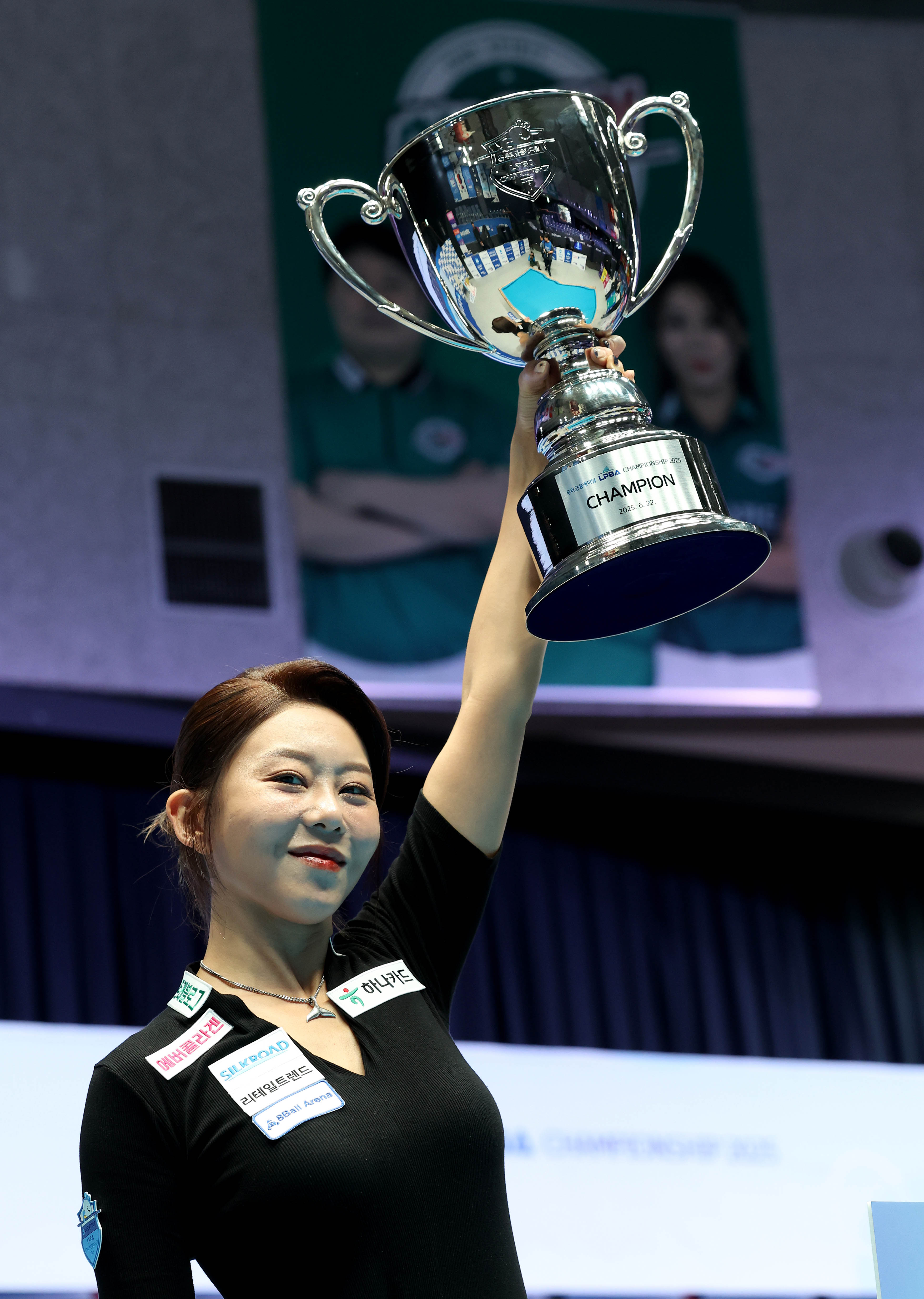 우승 트로피를 들고 있는 김가영 사진