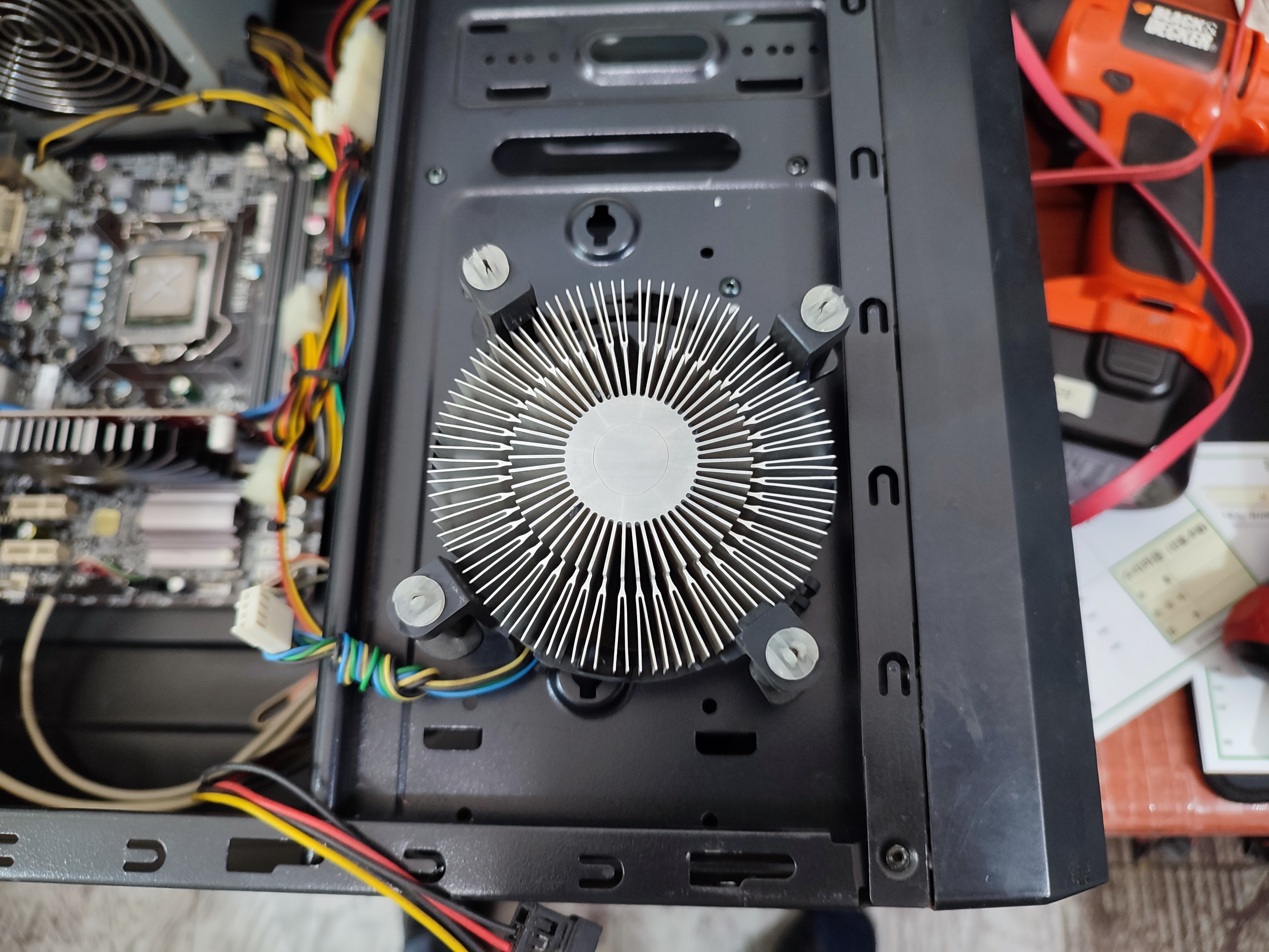 CPU 쿨러에 묻은 서멀컴파운드 제거