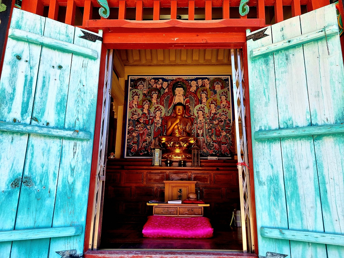 경남 하동 쌍계사: 맑은 계곡이 흐르는 지리산의 절